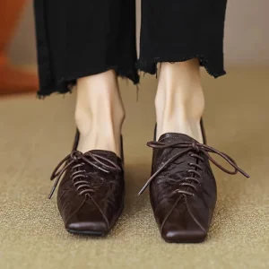 2025 Nuovo stile Lace-up Scarpe semplici Moda donna Neutro Piccole scarpe singole Nicchia High-end Senso Scarpe singole con tacco spesso 1