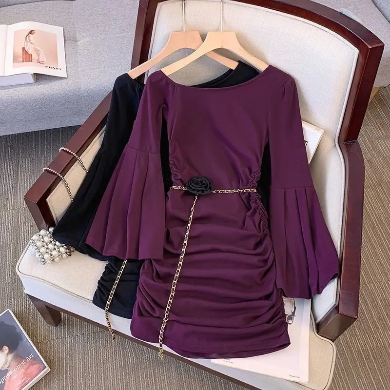 Autunno moda coreana pieghettata tinta unita slash neck manica lunga abito attillato da donna temperamento catena cintura mini abito da donna 1