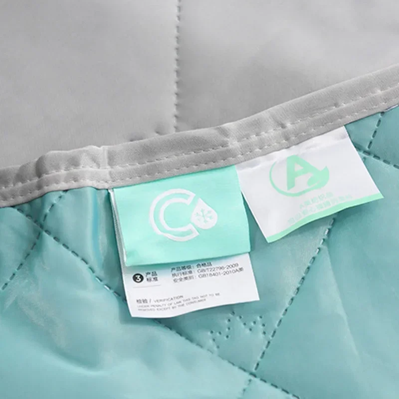 Coperte rinfrescanti dal ghiaccio Piumino traspirante e liscio per aria condizionata Trapunta estiva leggera con tessuto rinfrescante a freddo a doppio lato 4
