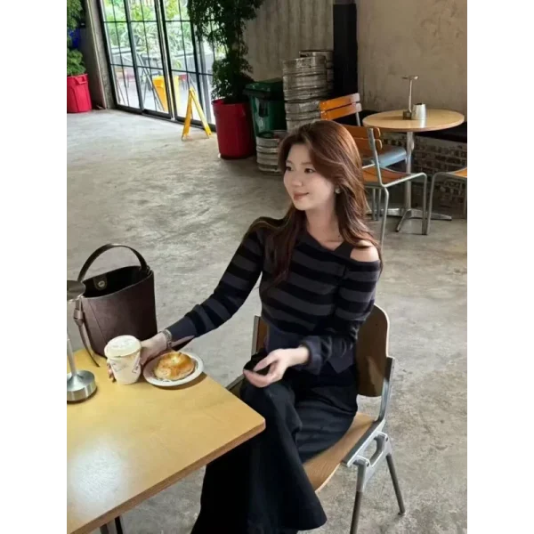 Maglione con spalle scoperte autunno e inverno da donna lavorato a maglia con spalle inclinate a righe irregolari a contrasto Top corto piccolo 3
