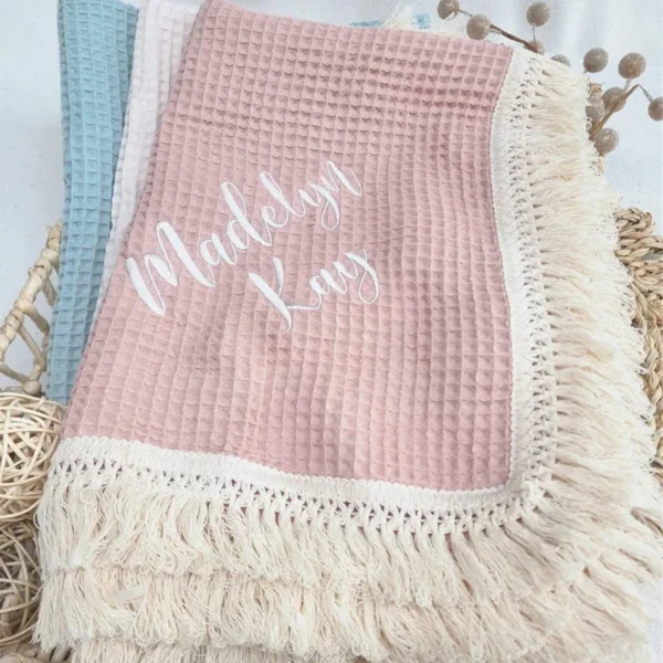 Coperta personalizzata con bordo con frange in cotone waffle di nuovo stile Nome personalizzato Coperta per asciugamano da bagno per bambini Coperta per divano con mantello da ufficio 3