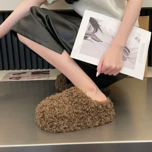 Ciabatte in lana d'agnello di lusso con tacco spesso Scarpe invernali Donna Infradito con copertura piatta Ciabatte con punta Ins Calde pantofole in pelliccia di agnello ricci da donna 1