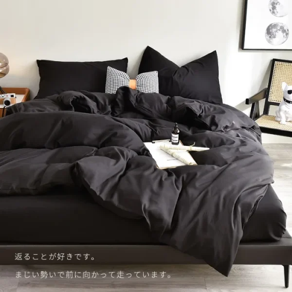 Set di quattro pezzi di lenzuola per dormitorio, copripiumini, copripiumini spazzolati fronte-retro su un letto in cotone, lavati con acqua 1