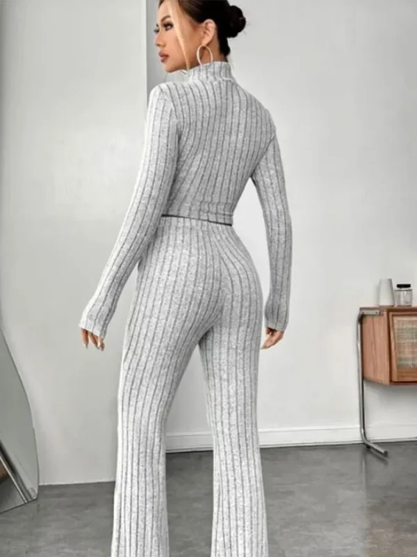 T-shirt ombelico con colletto alla coreana e pantaloni a tromba 5