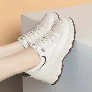Comode scarpe da ginnastica da corsa in morbida pelle 2024 nuova primavera autunno scarpe da madre da donna causali robuste per anziani di mezza età 1