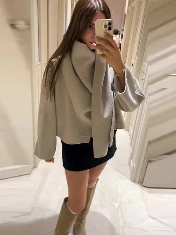 Cappotto con colletto avvolgente in misto lana beige Orlo asimmetrico Polsini svasati Allentato 2025 Autunno Elegante giacca da donna Office Chic Lady Soprabito 2