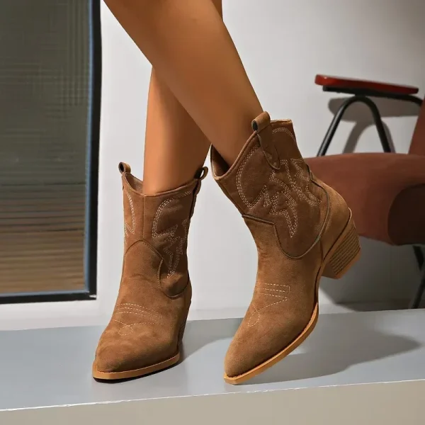 Stivali da cowboy western corti da donna con tacco in pelle scamosciata spessa e scollo a V a punta Stivaletti corti retrò stile britannico skinny f 2