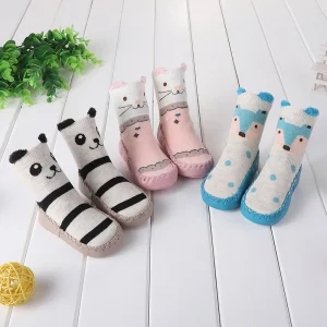 Scarpe calde in cotone con suola antiscivolo in gomma calzini invernali per bambini simpatici cartoni animati per bambini e bambine 1