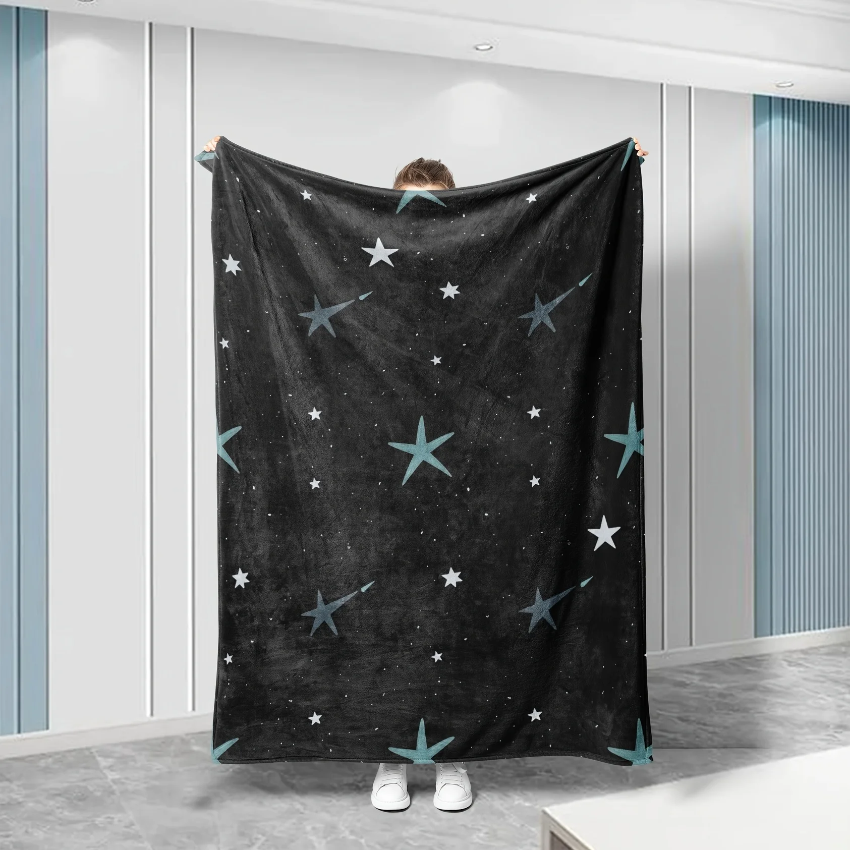 Una accogliente coperta in pile con un design del cielo notturno stellato, realizzata in 100% poliestere morbido e traspirante, perfetta come regalo per la famiglia 4