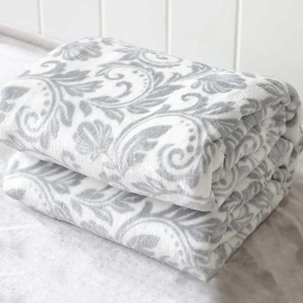 Comode coperte di velluto. Le coperte in morbido velluto sono utilizzate in camera da letto, soggiorno e divano in inverno 5