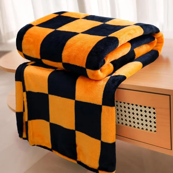 1 pezzo di coperta in flanella nera e arancione a scacchiera per divano letto, accogliente, comoda e calda decorazione di Halloween per tutte le stagioni 1