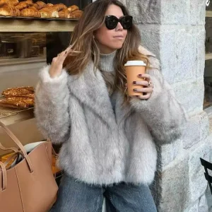HH Cappotto elegante da donna in pelliccia sintetica Giacca calda e soffice a maniche lunghe con risvolto Autunno Inverno Moda High Street Lady Capispalla 1