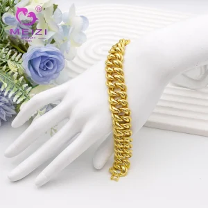 Set di gioielli con bracciale a catena cubana di vendita calda. Bracciale a catena cubana con gioielli hip-hop gelidi. Unisex. 1