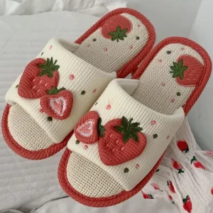2023 Pantofole da casa comode in lino femminile di nuova moda morbida da donna casual con motivo a fragole carine 1