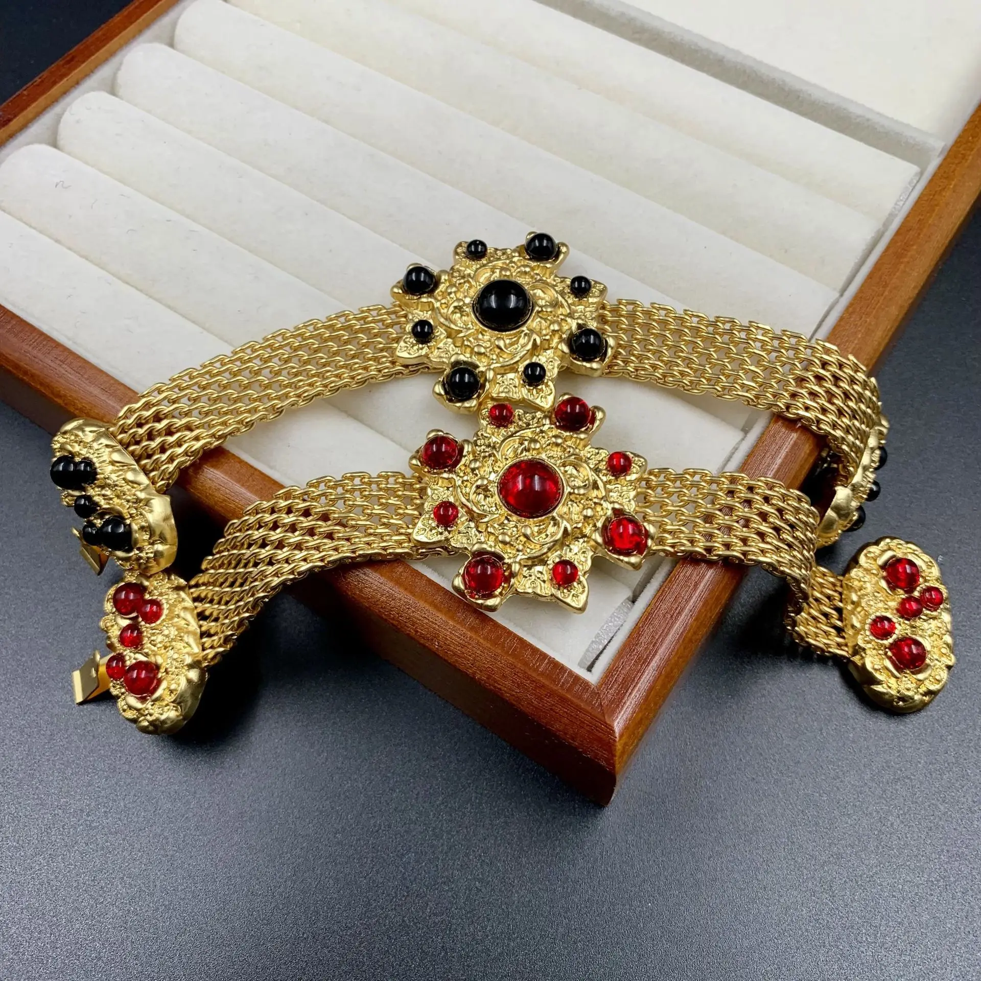 Nuovo braccialetto vintage in vetro rosso elegante del 2025, gioielli di moda di lusso leggeri per le donne 2