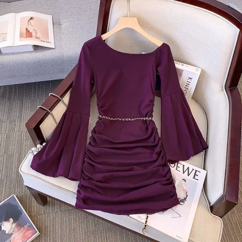 Autunno moda coreana pieghettata tinta unita slash neck manica lunga abito attillato da donna temperamento catena cintura mini abito da donna 3
