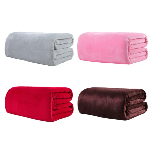 Comode coperte di velluto. Le coperte in morbido velluto sono utilizzate in camera da letto, soggiorno e divano in inverno 2
