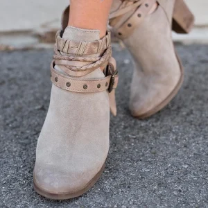 Stivali corti dal design europeo e americano 2023 Autunno Inverno Nuovi stivali da donna con fibbia per cintura in metallo Piattaforma di scarpe da donna di moda 1