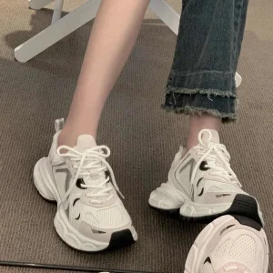 Scarpe bianche piccole alla moda da donna nuove scarpe sportive per il tempo libero primaverili e autunnali per ragazze con suola spessa scarpe da ginnastica stile basso 1