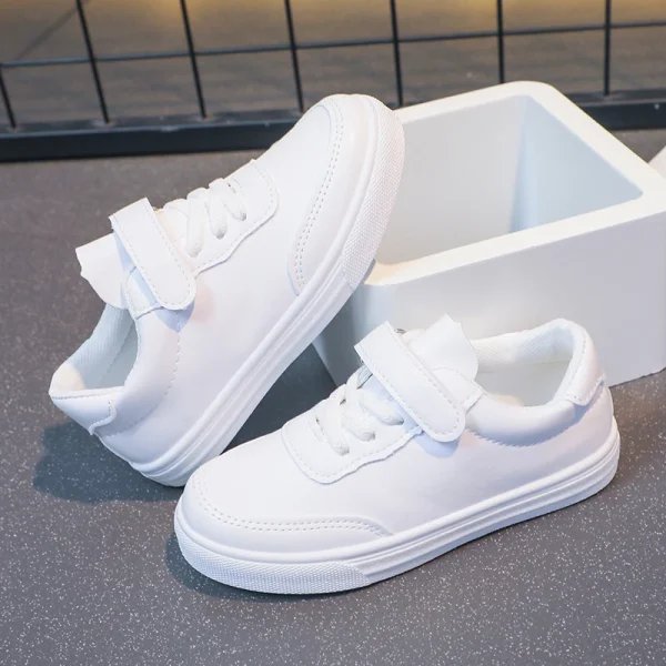Scarpe casual per bambini Scarpe da ginnastica per bambini in pelle PU bianca dal design semplice Scarpe da ginnastica per bambini unisex All-match 26-36 Scarpe per ragazze dei ragazzi delle quattro stagioni 2