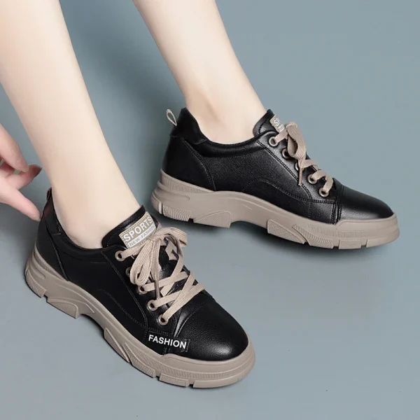 Calzature da trekking per sneaker in morbida pelle antiscivolo da donna primaverili Nuove scarpe sportive da skateboard per il tempo libero con lacci con suola spessa 1