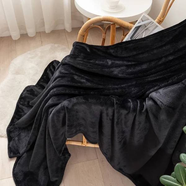 La coperta in tinta unita da 1 pezzo è realizzata in fibra di poliestere al 100%, morbida, comoda e delicata sulla pelle. 4