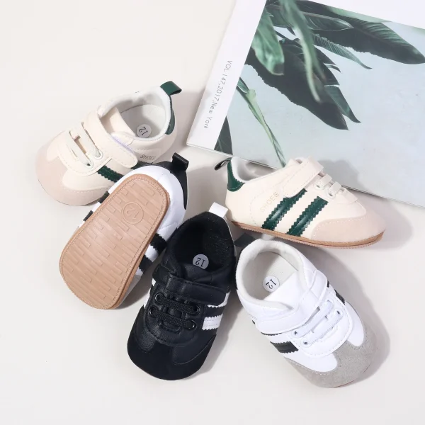 2025 Scarpe da primo camminatore per neonati e ragazze di nuovo stile Suola antiscivolo classica a righe morbida per i più piccoli 2