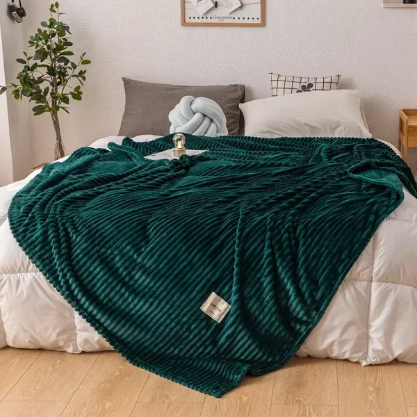 Coperte da letto coperte di flanella morbide e morbide in tinta unita giallo-verde sul letto coperte spesse e - immagine 2