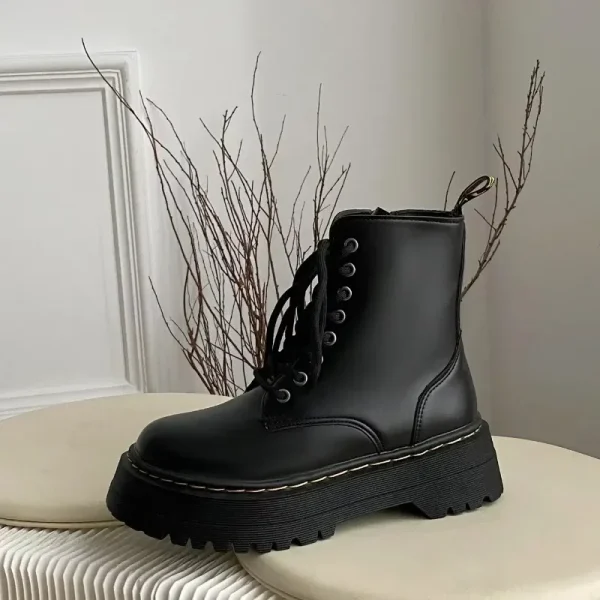 Stivali moderni con lacci primavera/autunno Punta tonda Tacco medio Scarpe da donna stile britannico in vendita Stivali da donna con cucitura solida di marca 2025 2