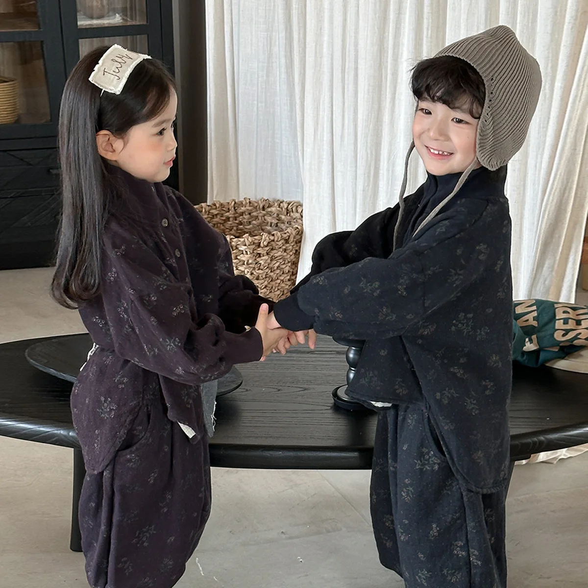 7054 Set di abbigliamento per bambini Abito maglione dolcevita floreale Autunno Inverno 2025 Abito da bambina in due pezzi Maglione + Pantalone 2