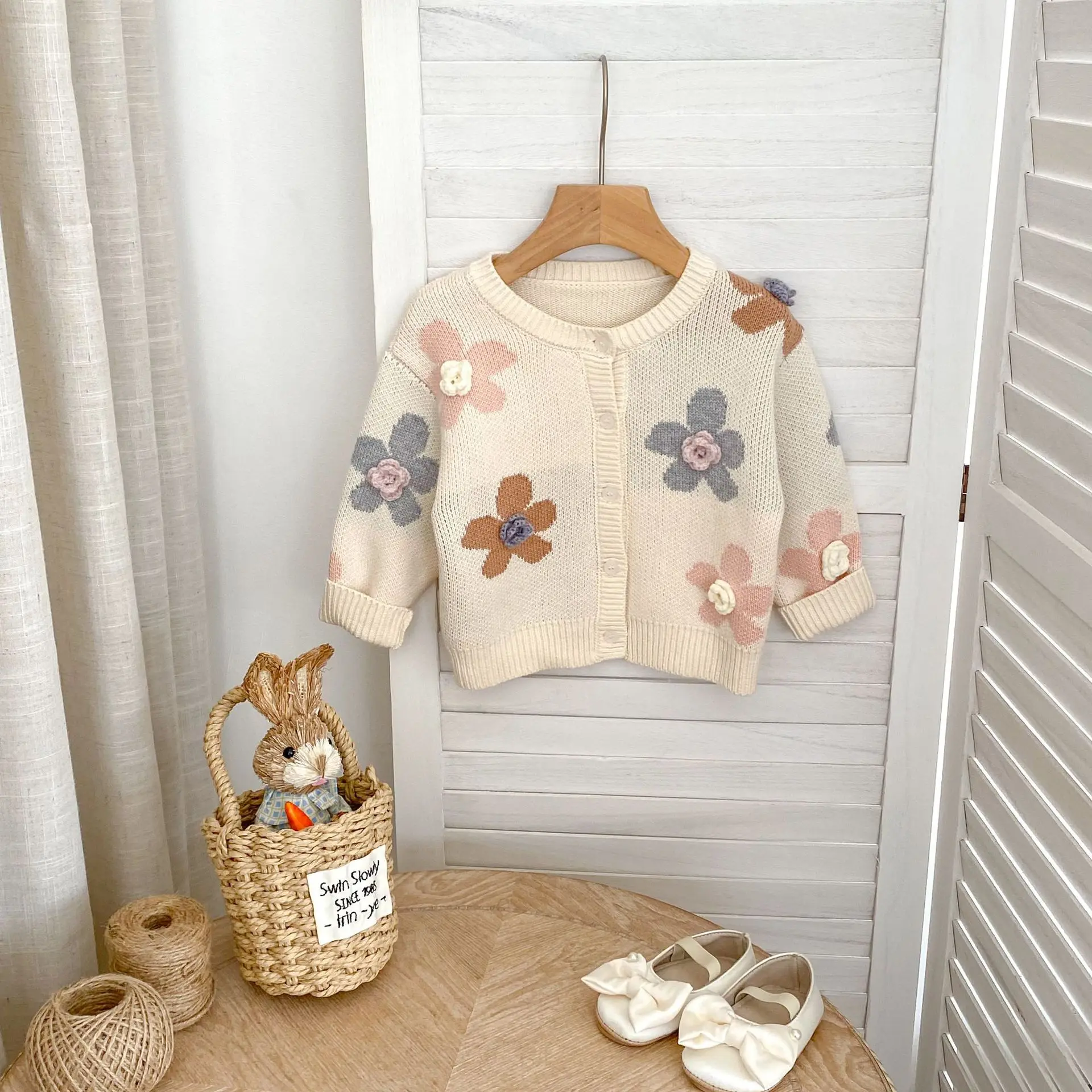 Nuovo abbigliamento per bambini primaverili e autunnali per 0-3 anni, cappotto lavorato a maglia jacquard a fiori per bambina, colletto tondo, cardigan a maniche lunghe 1