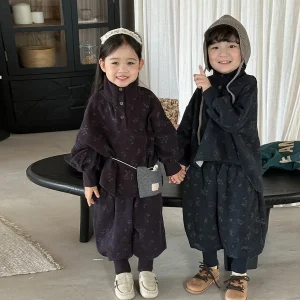 7054 Set di abbigliamento per bambini Abito maglione dolcevita floreale Autunno Inverno 2025 Abito da bambina in due pezzi Maglione + Pantalone 1