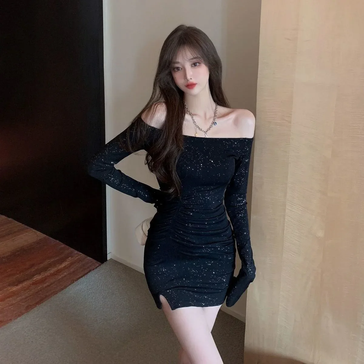 Abito monospalla a maniche lunghe impreziosito da diamanti neri Minigonna slim fit da donna Abito corto sexy Moda primavera autunno 3