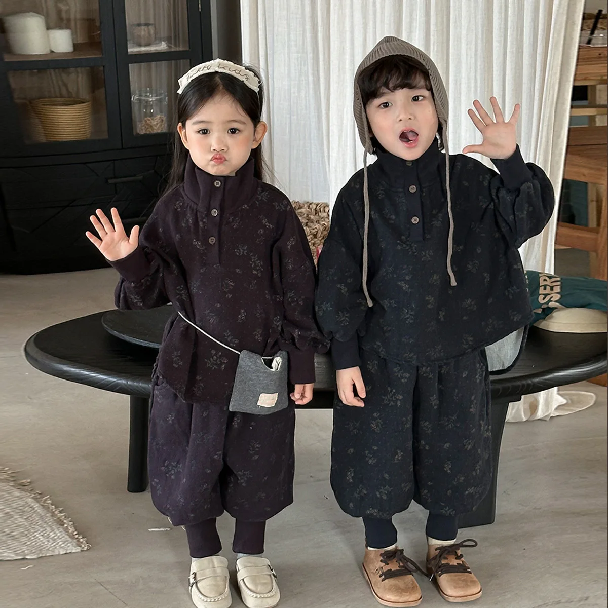 7054 Set di abbigliamento per bambini Abito maglione dolcevita floreale Autunno Inverno 2025 Abito da bambina in due pezzi Maglione + Pantalone 4