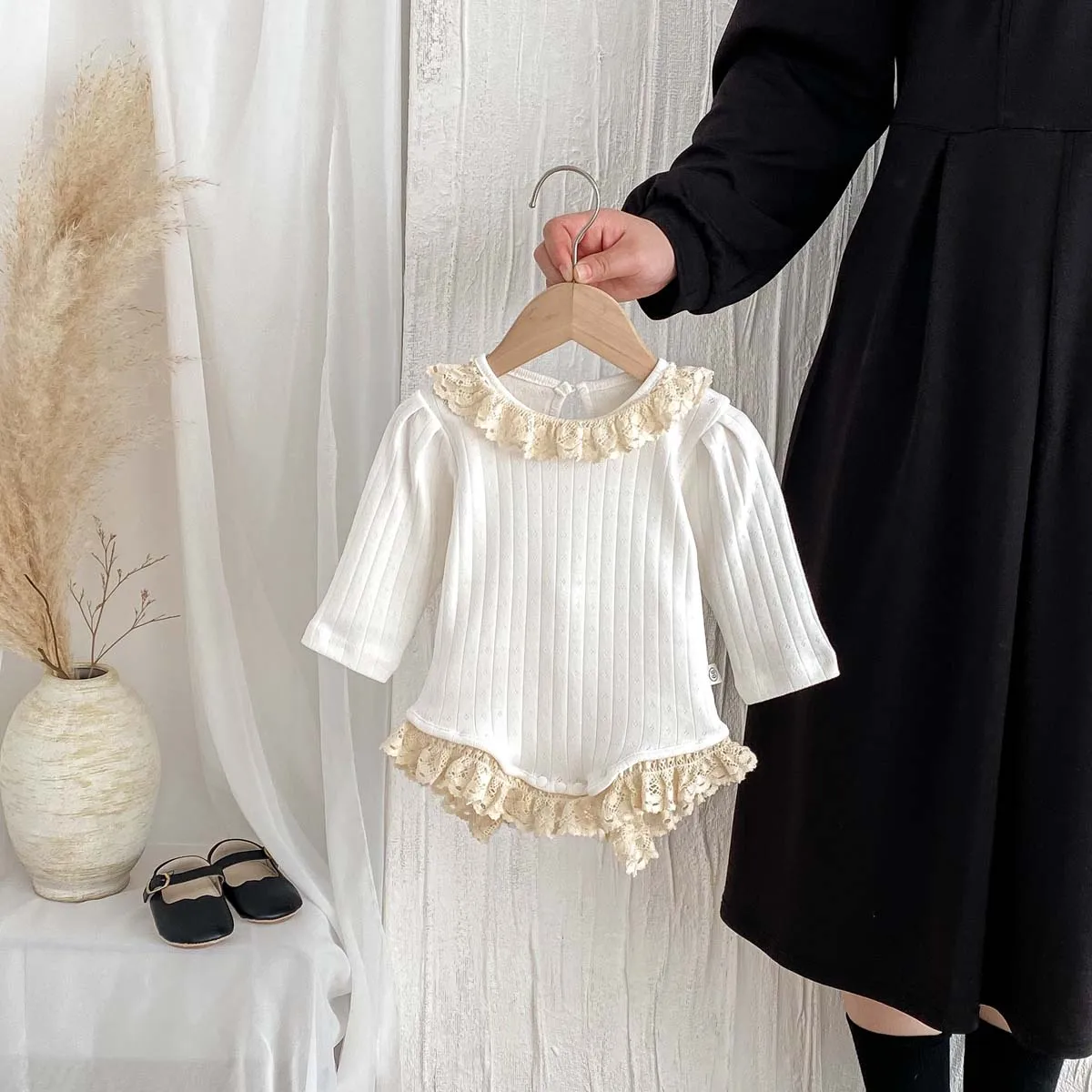 Autunno e inverno Baby stile coreano pizzo girocollo Hollow Pit Strip Boomsuit a maniche lunghe Boomsuit in pizzo con orlo per bambina 4