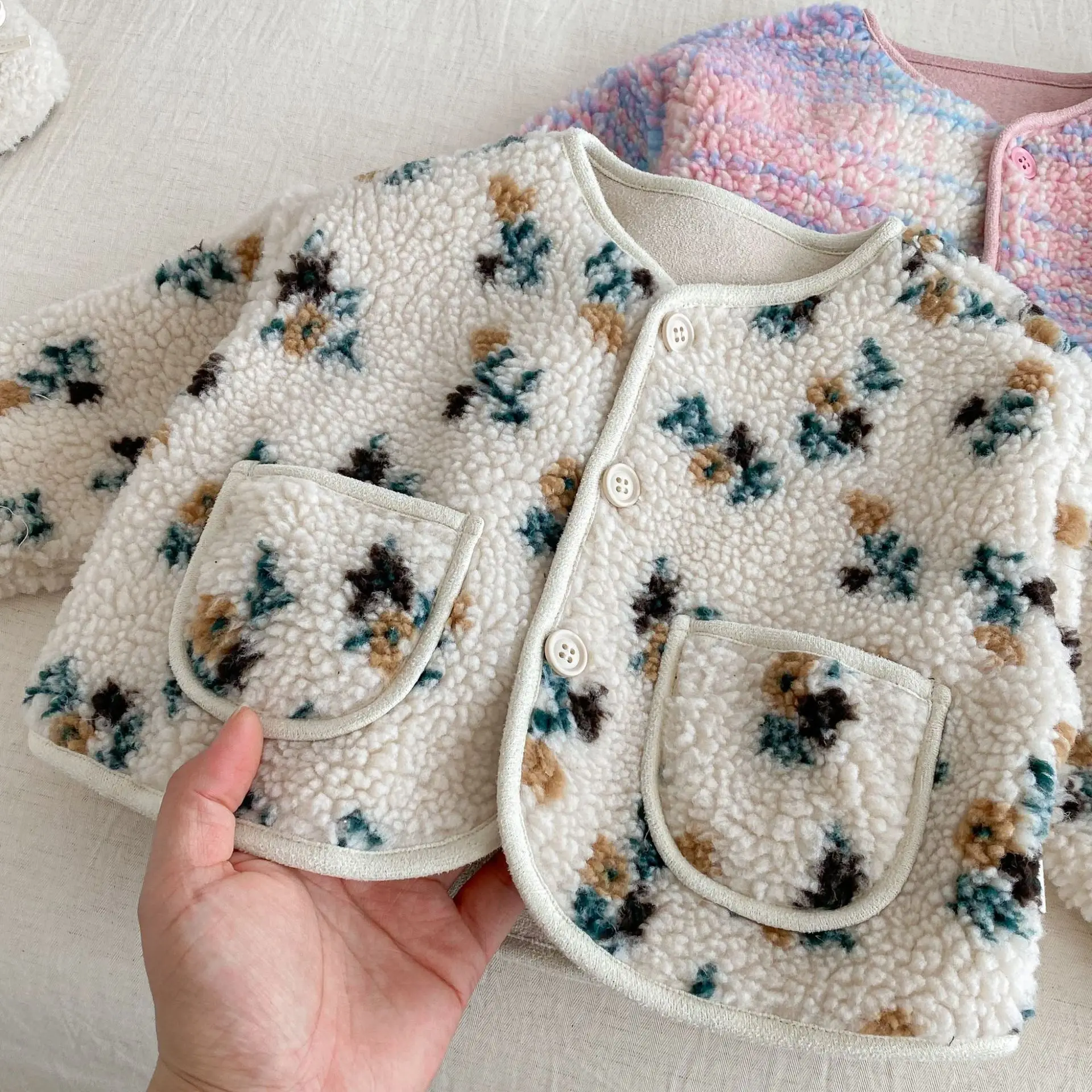 Cappotto di cashmere per bambini 2025 Inverno Nuove ragazze coreane Cappotto imbottito jacquard 0-5 anni Cappotto floreale per bambini Capispalla 5