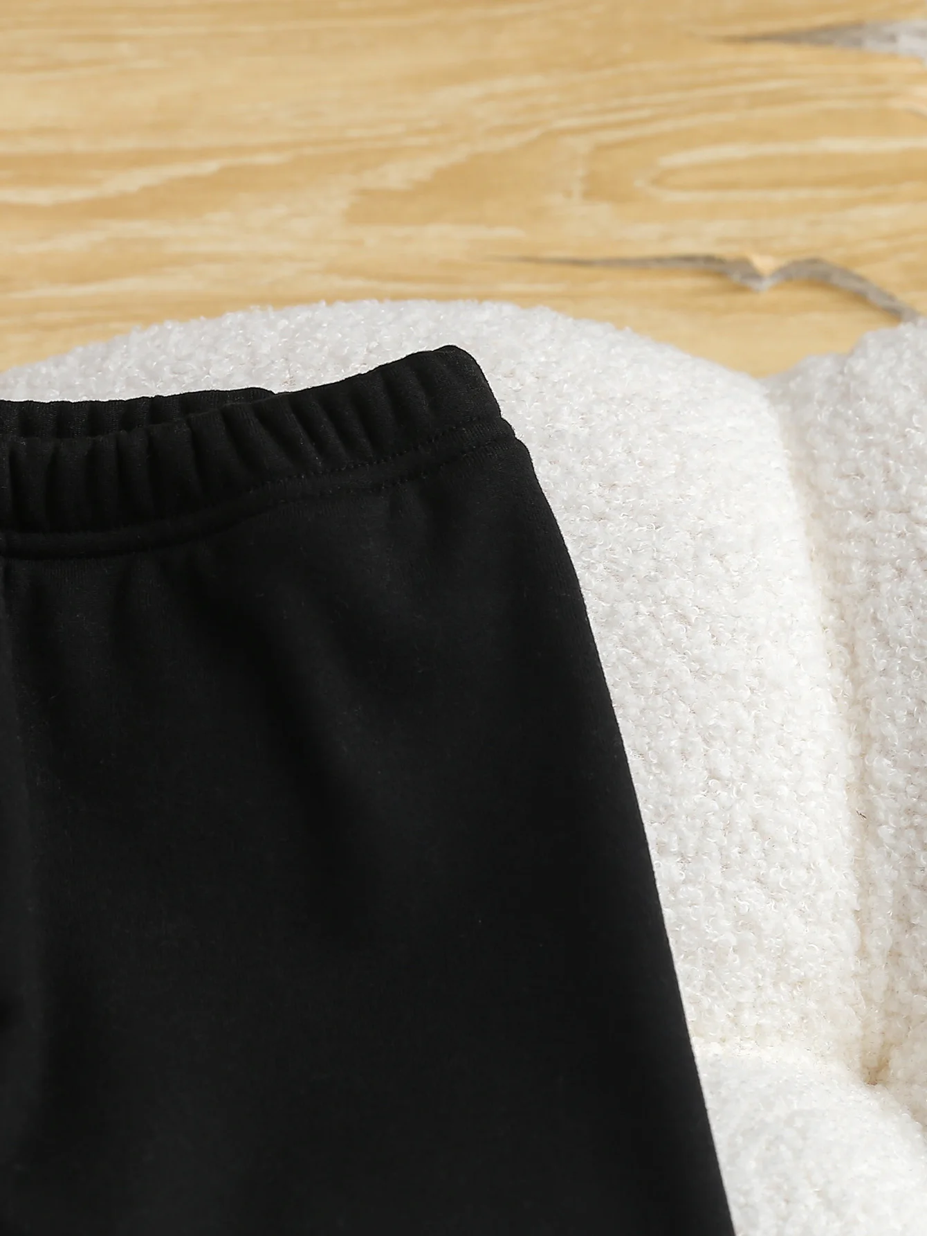 Set elegante e caldo per ragazze autunnali e invernali: top in morbida pelliccia ricamata con fiocco da bambina + pantaloni lunghi Set da 2 pezzi 5