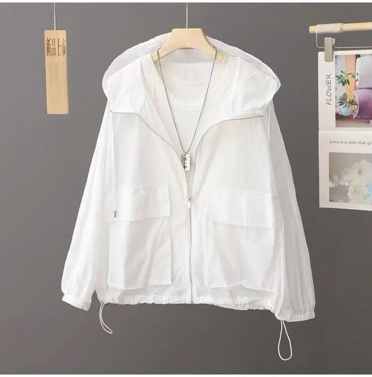 Giacca a vento allentata leggera con cappuccio per protezione solare estiva 2025 Nuova giacca sottile da esterno traspirante per donna Trench taglie forti 5