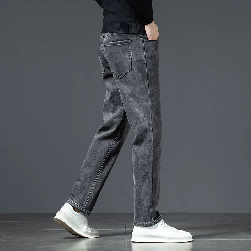 Jeans in pile da uomo invernali 2025 ispessito velluto caldo pantaloni in denim dritti larghi comodi pantaloni classici neri grigi di marca 4