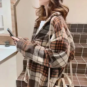 Camicia scozzese stile retrò Hong Kong da donna allentata autunno inverno nuovo stile studente versione coreana cappotto di lana camicia di cotone con scollo a V 1