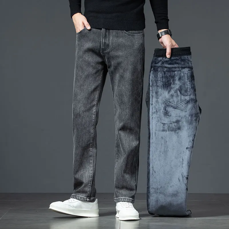 Jeans in pile da uomo invernali 2025 ispessito velluto caldo pantaloni in denim dritti larghi comodi pantaloni classici neri grigi di marca 3