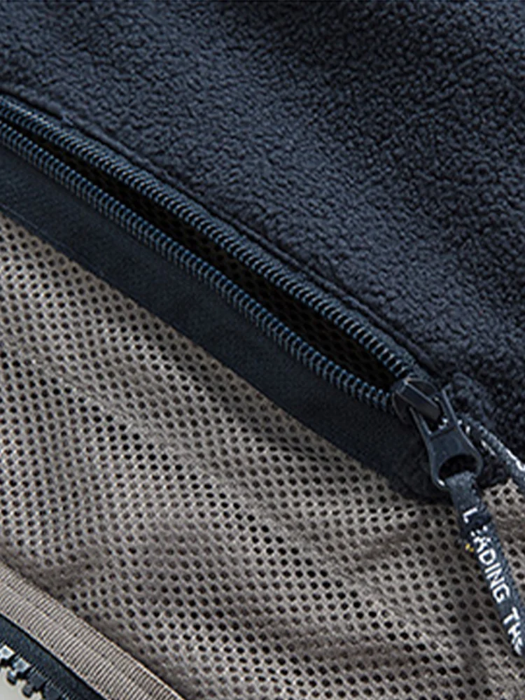 Giacca con zip in pile blu navy con bandiera norvegese e ricamo "Inuvia all'aperto". 5