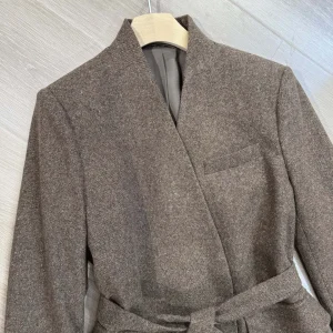 2025 Autunno e inverno nuovo stile color caffè moda di alta qualità linea mista lana vita cappotto di lana giacca retrò per le donne 1