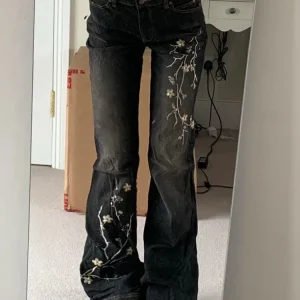 Weekeep Jeans con ricamo floreale Vintage anni 2000 Jeans svasati a vita bassa Donna Retro y2k Pantaloni larghi in denim Pantaloni basic da strada 1