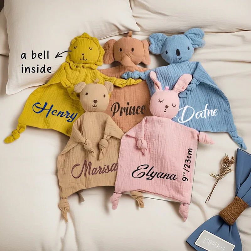 Coperta personalizzata con nome del bambino Coperta consolatrice in mussola di cotone per neonati per accessori neonato Baby Doll per dormire Sonagli per bambini Regalo 3