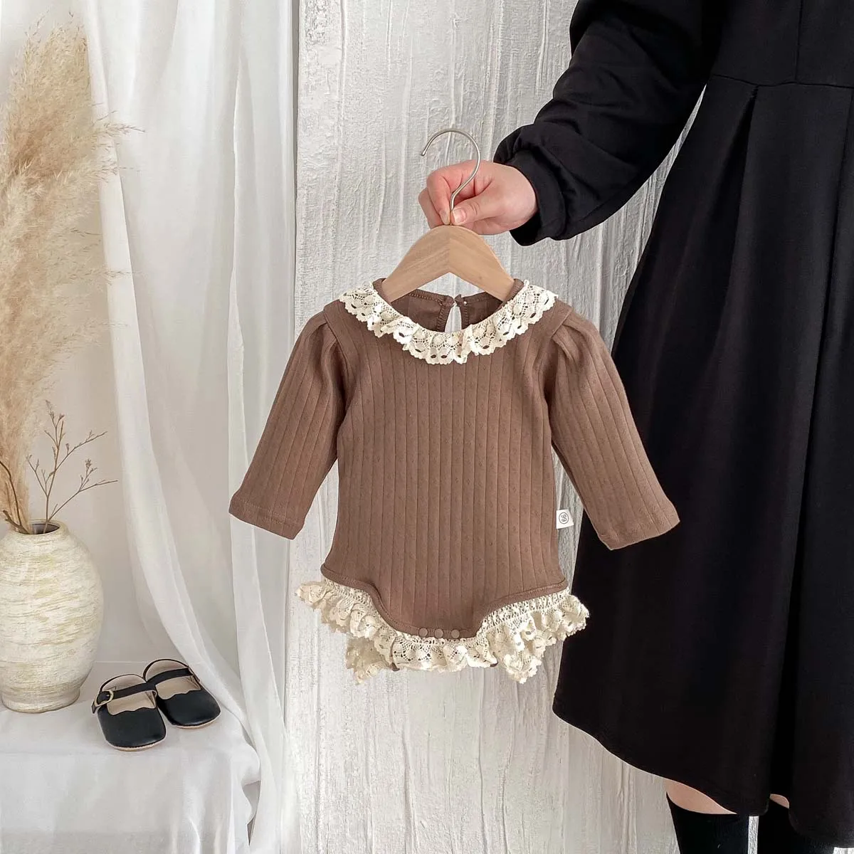 Autunno e inverno Baby stile coreano pizzo girocollo Hollow Pit Strip Boomsuit a maniche lunghe Boomsuit in pizzo con orlo per bambina 3