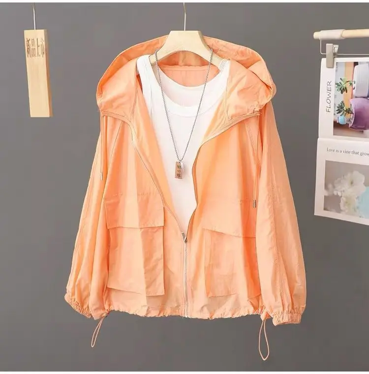 Giacca a vento allentata leggera con cappuccio per protezione solare estiva 2025 Nuova giacca sottile da esterno traspirante per donna Trench taglie forti 2