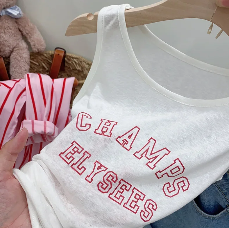 Set di abbigliamento per bambini Camicia a maniche lunghe a righe + Gilet stampato con monogramma + Pantaloncini di jeans 3 pezzi Vestiti per bambini Ragazza da 3 a 7 anni 4