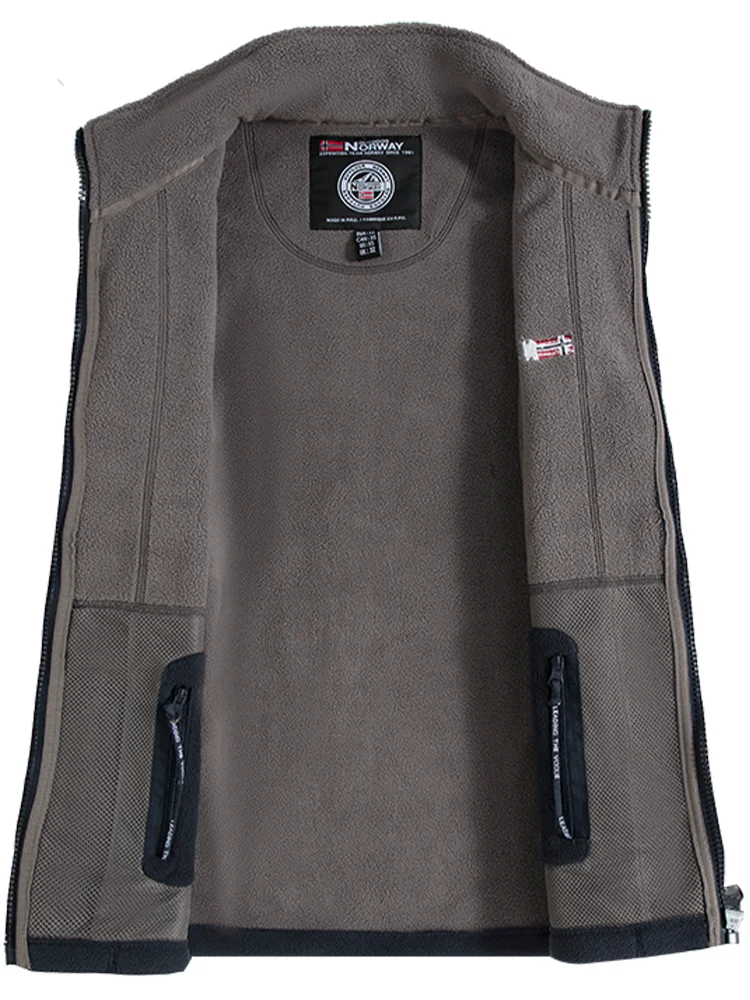 Giacca con zip in pile blu navy con bandiera norvegese e ricamo "Inuvia all'aperto". 3