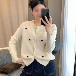 2025 Nuovo maglione lavorato a maglia elegante con scollo tondo primavera autunno maglione pigro con cappotto accogliente dal design a cuore 1